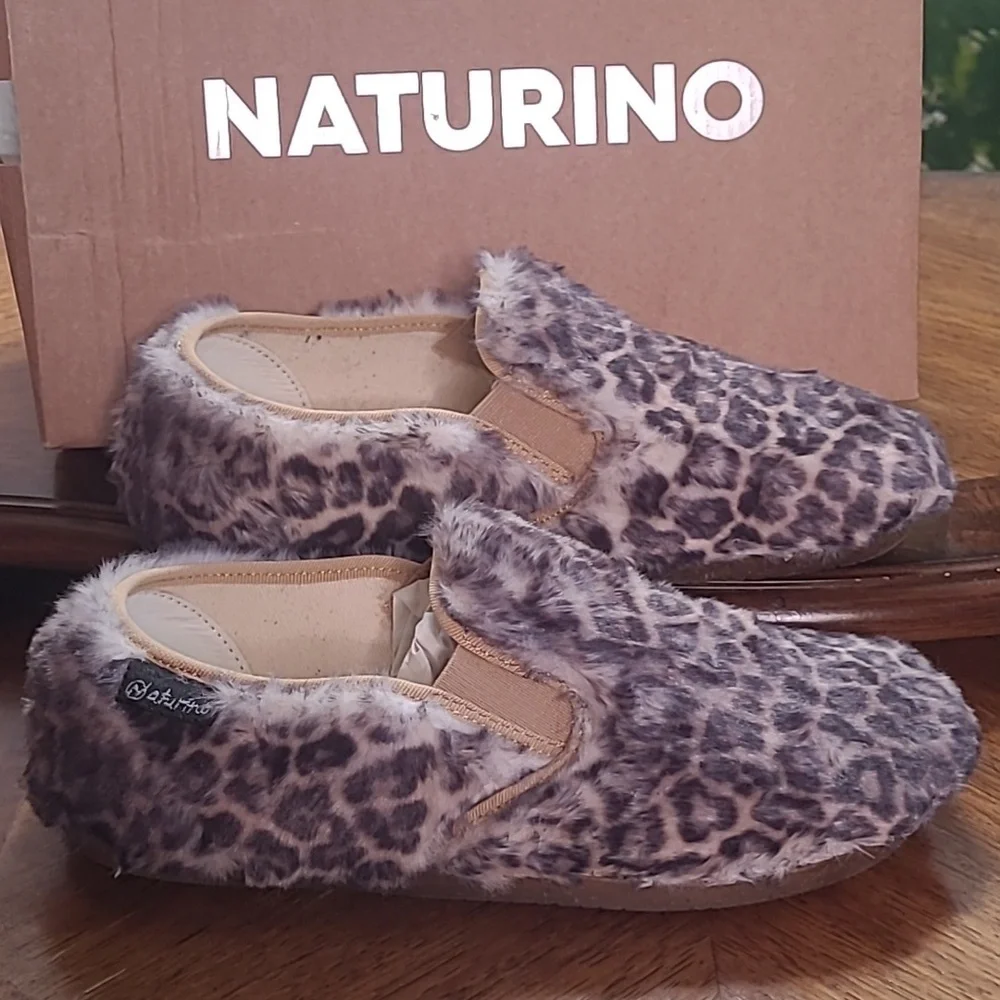 New in box! Naturino Manx Kids 34 size 3 faux fur leopard print warm slippers